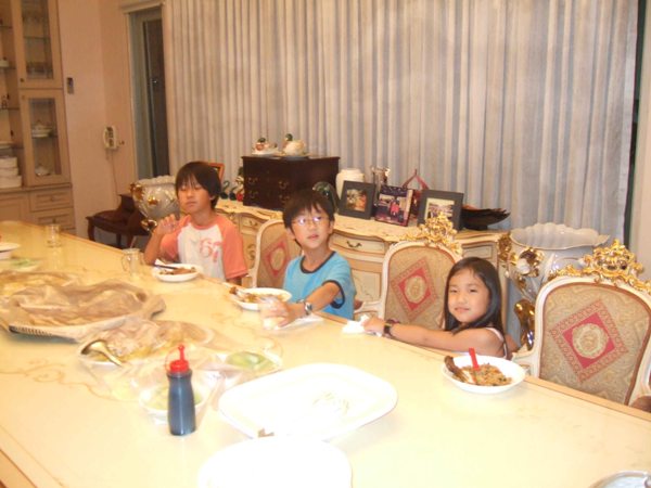 kids-enjoying-food